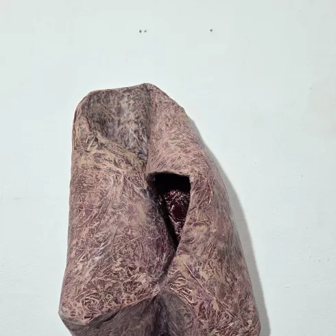 Eine malerische Landschaft mit sanften Hügeln, Zypressen und einem landwirtschaftlich genutzten Feld. Die Farben sind sanft und vermitteln eine ruhige Atmosphäre.