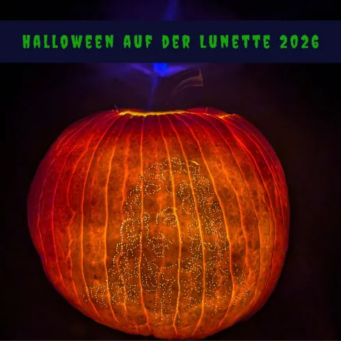 Ein leuchtender Kürbis mit einer künstlerischen Darstellung auf der Oberfläche. Darüber steht "HALLOWEEN AUF DER LUNETTE 2026".
