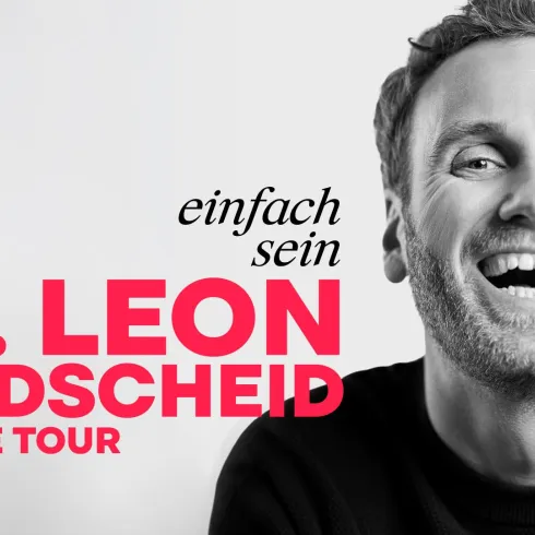 Ein lächelnder Mann mit kurzen Haaren ist zu sehen. Der Text kündigt die neue Tour von Dr. Leon Windscheid an.