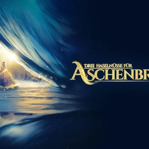 Ein mystischer Raum mit einem erleuchteten Eingang und einer Figur in einem eleganten Kleid. Der Titel "Drei Haselnüsse für Aschenbrödel - Das Musical" ist prominent dargestellt.