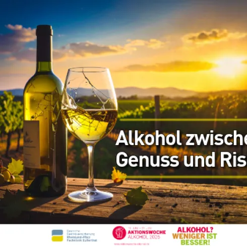 Ein Weinflasche und ein Glas mit Weißwein stehen auf einem Tisch in einem Weinberg. Im Hintergrund ist eine wunderschöne Landschaft mit einem Sonnenuntergang sichtbar.