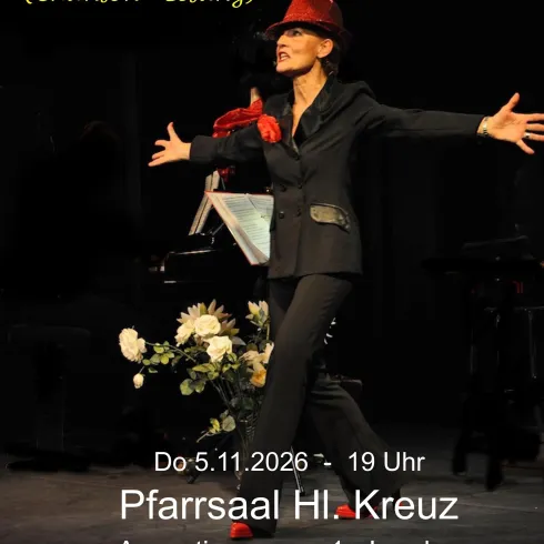 Eine Frau auf der Bühne trägt einen Hut und singt. Im Hintergrund sind Musiknoten und ein Klavier zu sehen, während der Fokus auf der Darbietung liegt.