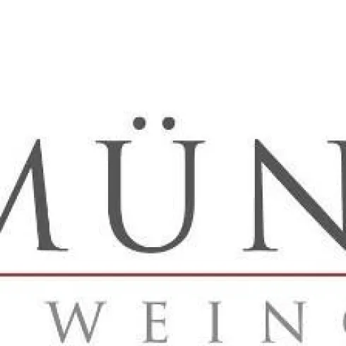 Münch Weingut Logo mit einem stilisierten Weinstock und roten Weintrauben. Es verkörpert die Weintradition und Qualität des Weinguts.