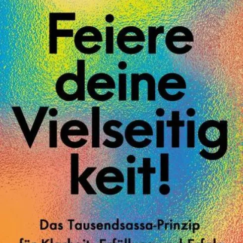 Ein Buchcover mit dem Titel „Feiere deine Vielseitigkeit!“. Das Design ist bunt und auffällig.