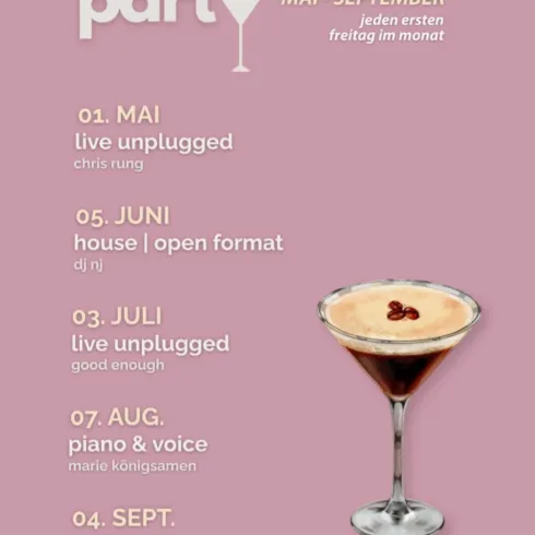 Ein Plakat für eine Kaffeeparty mit verschiedenen Veranstaltungen von Mai bis September. In der Mitte ist ein Cocktailglas abgebildet, umgeben von Informationen zu Live-Auftritten und besonderen Angeboten.