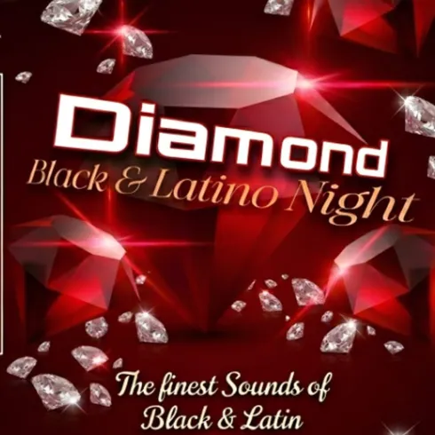 Ein goldenes Schild mit dem Schriftzug "Alm" und einer Edelweiss-Blume. Es zeigt eine elegante und einladende Präsentation.