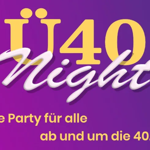 Ein goldenes Schild mit dem Schriftzug "Alm" und einer Edelweiss-Blume. Es zeigt eine elegante und einladende Präsentation.