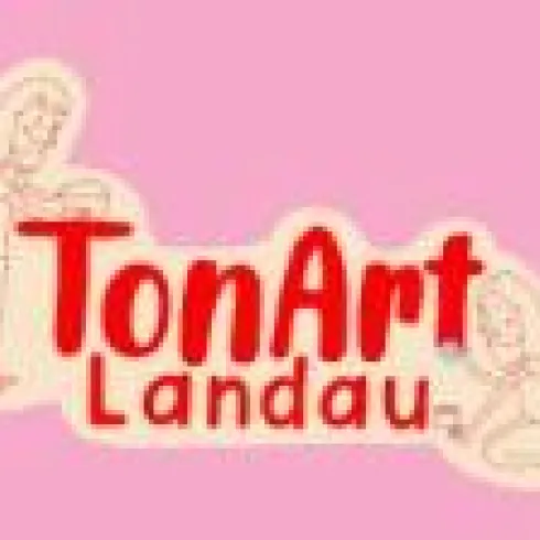 Ein Logo für "TonArt Landau" mit einer kreativen Grafik. Die Farben sind pink und rot, und es zeigt aktiv arbeitende Figuren.