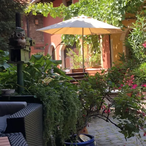 Blick in den sommerlichen Winzerhof