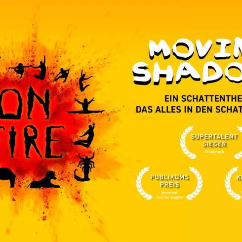 Ein lebhaftes Plakat für ein Schatten-Theater mit dem Titel "Moving Shadows". Es zeigt eine dynamische, farbenfrohe Gestaltung mit Silhouetten und Auszeichnungen.