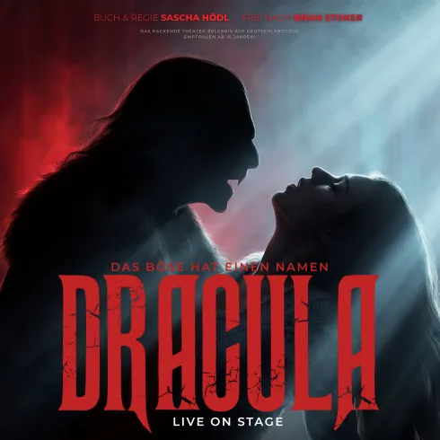 Ein düsteres Theaterplakat für das Stück "Dracula". Im Vordergrund sind zwei Figuren, eine mit einem langen Umhang und die andere schüchtern und angespannt, vor einem roten und schwarzen Hintergrund zu sehen.