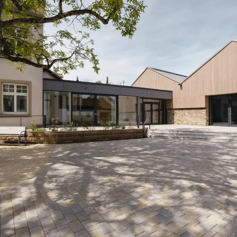 Das Dorfgemeinschaftshaus im Landauer Stadtdorf Mörzheim ist eines von zwei kommunalen Projekten, die in diesem Jahr beim Tag der Architektur mit dabei sind. (Quelle: J. Sinnwell)