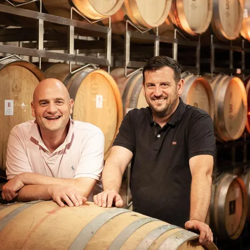 Alexander und Martin Bauer im Keller Barrique (© Weingut Emil Bauer & Söhne)