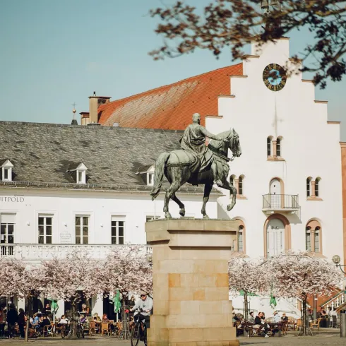 Altes Kaufhaus Landau, im Vordergrund Prinzregent Luidpold zu Pferde