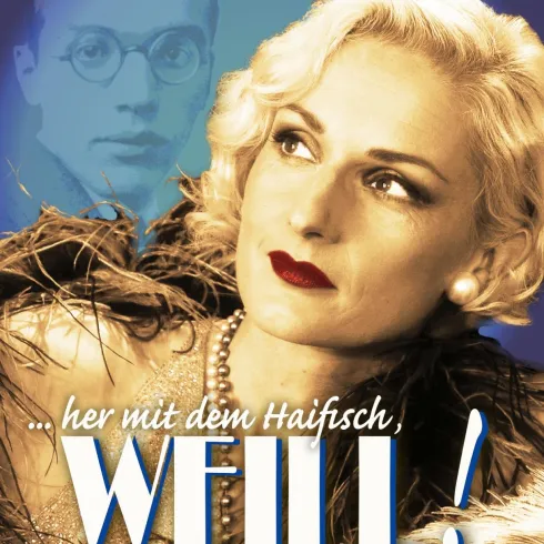 Vier Frauen in eleganten Kleidern sitzen um ein Klavier. Sie lächeln und posieren zusammen für das Foto.