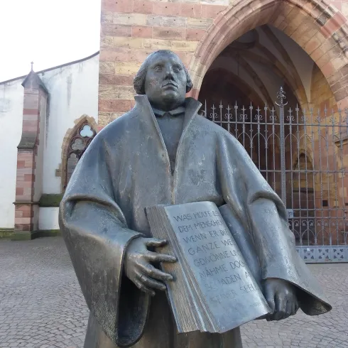 Martin Luther vor der Stifskirche Martin Luther vor der Stifskirche