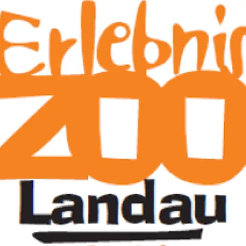 Ein farbenfrohes Logo des Erlebnis Zoos Landau. Es zeigt den Schriftzug "Erlebnis Zoo" in orange und schwarz.