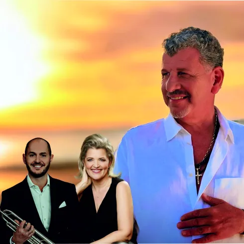 Drei Musiker stehen vor einem malerischen Sonnenuntergang. Sie strahlen Freude und Leidenschaft für ihre Musik aus.