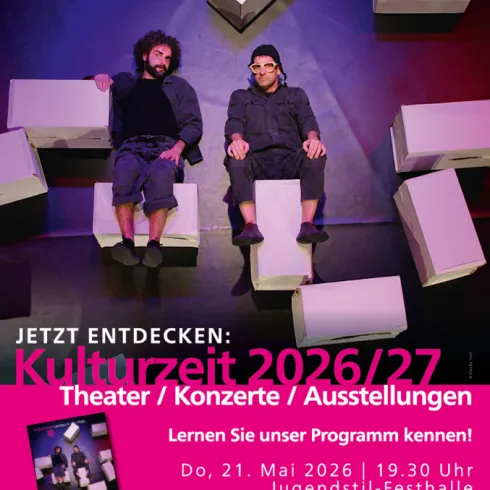 Eine Grafikanzeige für die Kulturzeit 2026/27 in Landau. Sie zeigt zwei Männer auf einer kreativen Bühne mit Kisten, die Veranstaltung umfasst Theater, Konzerte und Ausstellungen.