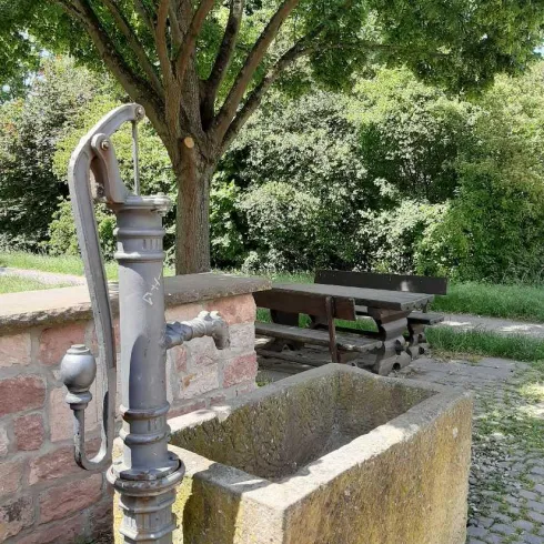 Idyllischer Dorfplatz mit Brunnen (© Büro für Tourismus Landau)