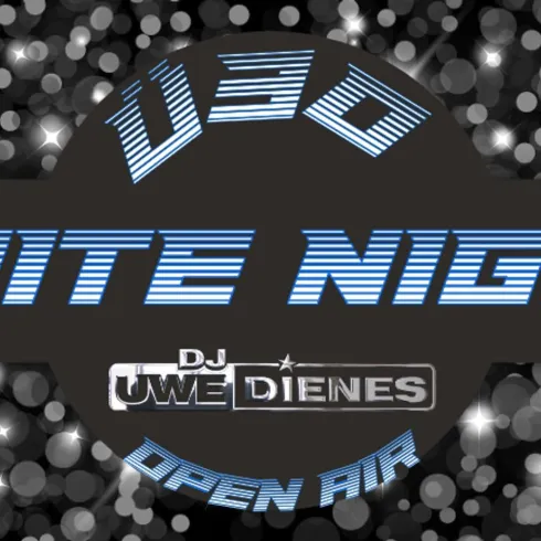 Ein goldenes Schild mit dem Schriftzug "Alm" und einer Edelweiss-Blume. Es zeigt eine elegante und einladende Präsentation.