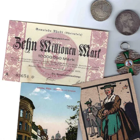 Ein historisches Geldschein mit der Aufschrift "Zehn Millionen Mark" und mehrere alte Münzen sind abgebildet. Daneben liegen zwei Karten mit Stadtansichten und traditionellen Motiven.
