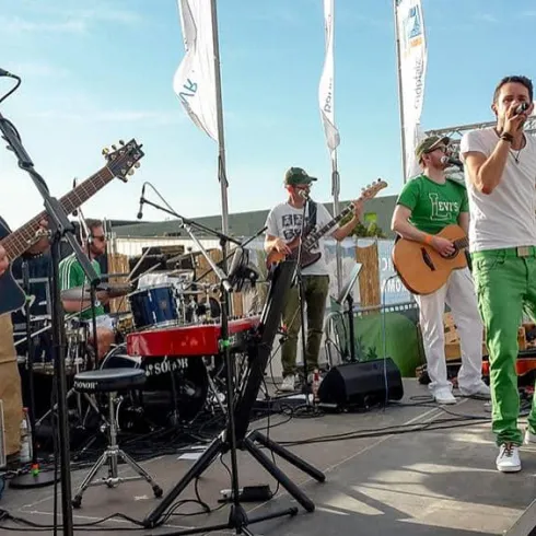 Palatine-six aus Landau – eine Coverband mit eigener Handschrift. Seit 2006 bringen wir frischen Wind auf kleine wie große Bühnen und gestalten gerne auch Ihre Veranstaltung mit handgemachter, abwechslungsreicher Livemusik.