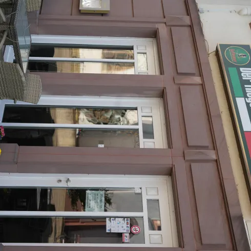 Ein Restaurant mit dem Namen „Der fliegende Italiener“. Die Fassade ist hell und freundlich mit Tischen im Außenbereich.