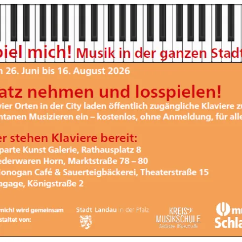Ein Werbeplakat für ein musikalisches Event in der Stadt. Es lädt ein, an vier Orten spontan Klavier zu spielen, ohne Anmeldung und kostenlos.