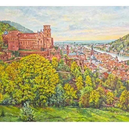 Eine malerische Ansicht von Heidelberg mit der bekannten Schlossruine und bunten Bäumen. Der Fluss Neckar fließt ruhig durch die Stadt.