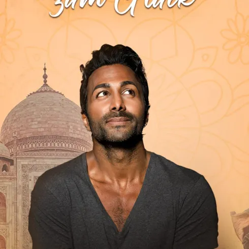 Ein Mann lächelt vor einer berühmten indischen Sehenswürdigkeit. Der Hintergrund zeigt ein grafisches Design, das eine Reise symbolisiert.