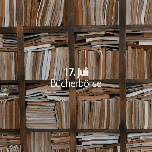 Ein Regal voller Bücher mit unterschiedlichen Einbänden. Oben steht das Datum "17. Juli" und der Text "Bücherbörse".