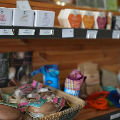 Weltladen innen (© Xenia Schlimmer)