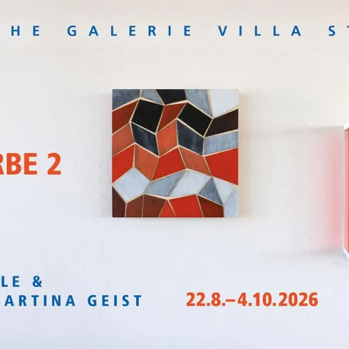 Ein moderner Ausstellungstitel mit leuchtenden Farben. Die Kunstwerke von Bettina Bürkle und Martina Geist sind auf einer hellen Wand angeordnet.