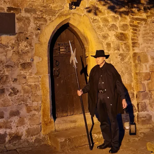 Nachtwächter mit Hörnerklang und Laterne - vor dem Tor des Galeerenturms in Landau -  Gästeführer Wolfgang Kappes 