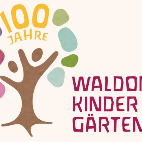 Ein grafisches Logo, das an 100 Jahre Waldorfkindergärten erinnert. Es zeigt einen stilisierten Baum mit bunten Blättern und den Text "100 Jahre Waldorfkindergärten".
