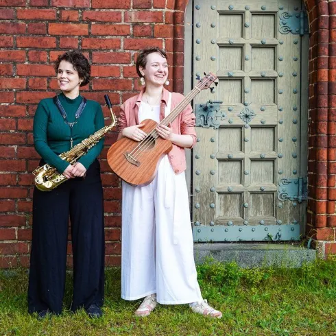Fanny Lamers (Gesang, akustischer Bass) und Leila