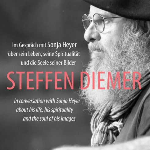 Ein Porträt von Steffen Diemer in einem Gespräch mit Sonja Heyer. Der Hintergrund zeigt eine ruhige Atmosphäre, die seine Spiritualität und den Ausdruck seiner Kunst unterstreicht.