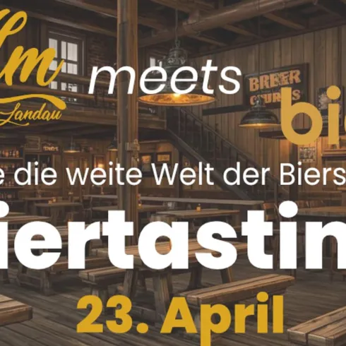 Ein goldenes Schild mit dem Schriftzug "Alm" und einer Edelweiss-Blume. Es zeigt eine elegante und einladende Präsentation.