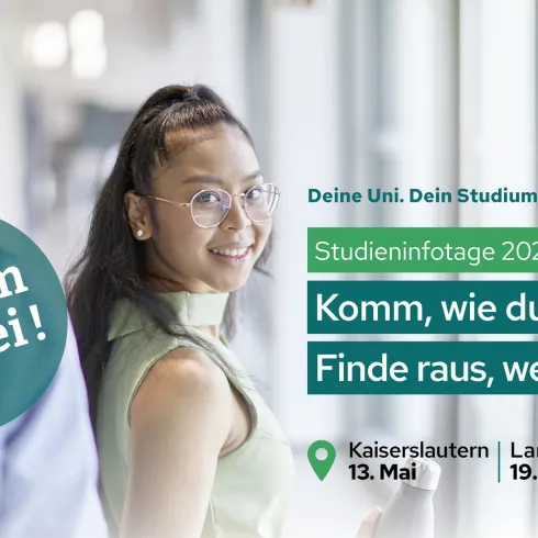 Eine junge Frau mit Brille lächelt in die Kamera. Im Hintergrund sind wechselnde Menschen und ein helles, einladendes Umfeld zu sehen.