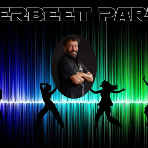 Ein goldenes Schild mit dem Schriftzug "Alm" und einer Edelweiss-Blume. Es zeigt eine elegante und einladende Präsentation.