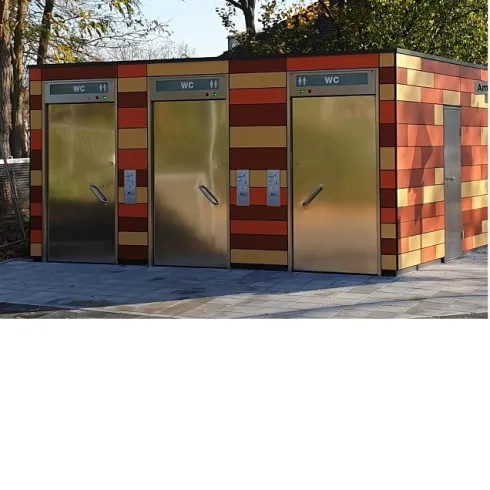 Ein modernes Toilettenhäuschen mit drei geschlossenen Kabinen. Die Wände sind bunt gestreift und die Eingänge haben silberne Türen.