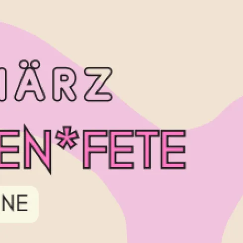 Ein Zimmer mit einer gemütlichen Einrichtung. An der Wand hängen Bilder, und ein Bett ist mit einer Decke bedeckt.