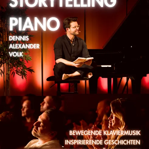 Ein Mann sitzt am Klavier und erzählt Geschichten. Das Publikum lauscht aufmerksam seiner inspirierenden Musik.