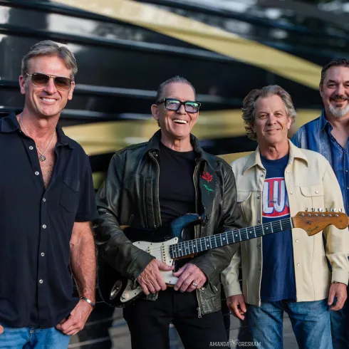 Ein buntes Veranstaltungsplakat für ein Konzert. Die Bands „Miri in The Green“ und „No Sugar No Cream“ treten am 17. Mai 2025 im Alten Kaufhaus Landau auf.