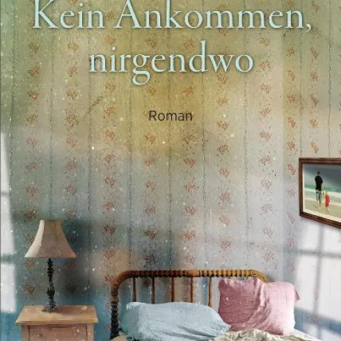 Ein Zimmer mit einer gemütlichen Einrichtung. An der Wand hängen Bilder, und ein Bett ist mit einer Decke bedeckt.