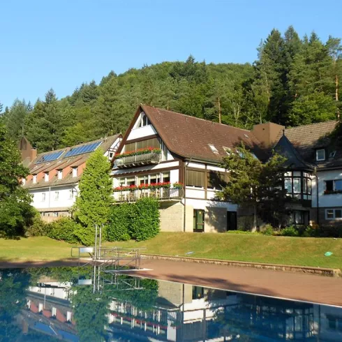 Heilsbach Schönau mit Schwimmbad (© Archiv Heilsbach) Heilsbach Schönau mit Schwimmbad (© Archiv Heilsbach)