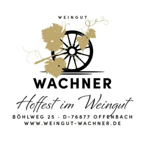 Ein Logo des Weinguts Wachner, das das Hoffest am 18. Mai 2025 ankündigt. Die Gestaltung umfasst Trauben, ein Wagenrad und die Adresse des Weinguts.