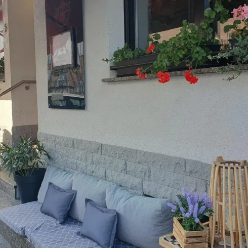 Pizzarie Urban 1- Sitzplätze außen - Stadtverwaltu