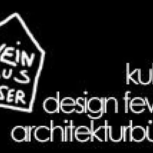 Ein schlichtes Logo von Weinhaus Moser mit dem Schriftzug „kultur, design fewo, architekturbüro“. Die Darstellung ist in Weiß auf schwarzem Hintergrund.